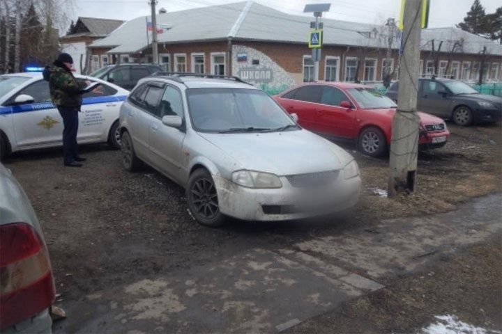 В попытке защитить сына мать напала на полицейского