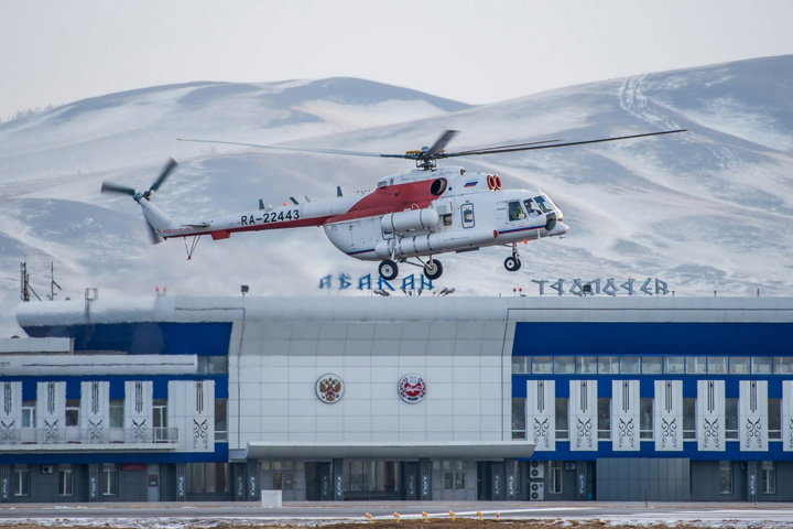 Многоцелевой вертолет Ми-8 АМ заметили в аэропорту Абакан
