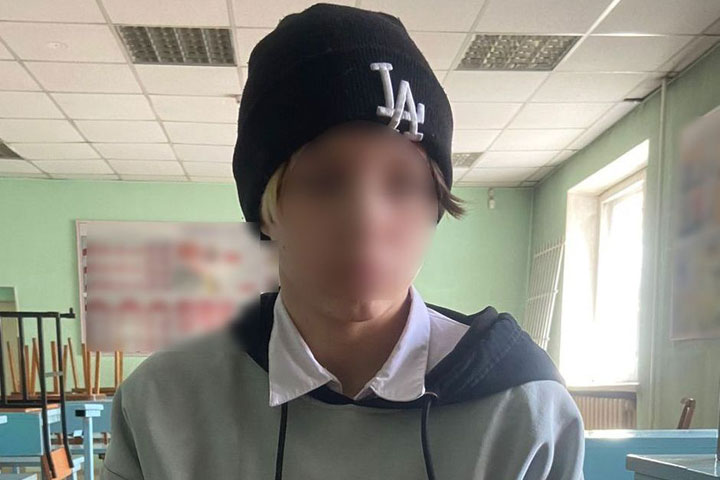 Оперативники МВД Хакасии поймали 16-летнюю курьершу телефонных мошенников