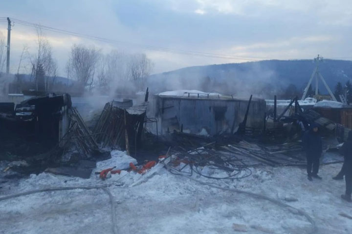 Четыре человека погибли при ночном пожаре в строительных вагончиках 