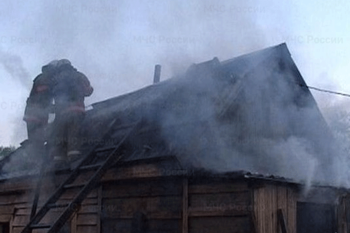 В Усть-Абаканском районе горели надворная постройка и баня
