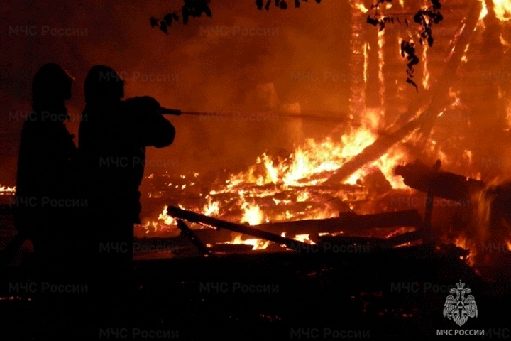В Черногорске загорелся строящийся дом