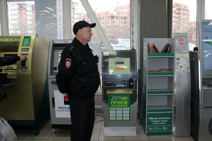 В Абакане дежурящий возле банкомата полицейский спас двух старушек от перевода денег мошенникам