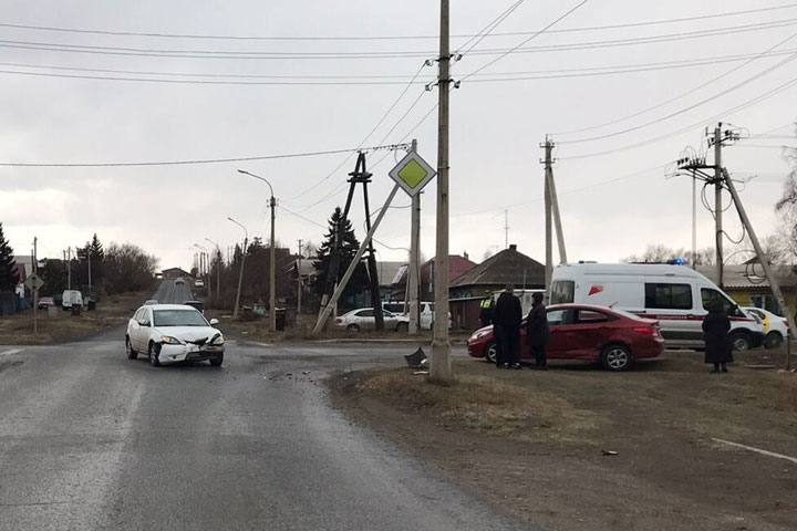 В частном секторе Черногорска пожилая автоледи на Hyundai Solaris устроила ДТП с пострадавшей