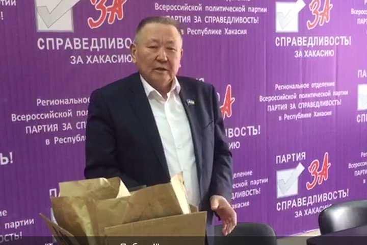 Вячеслав Тутатчиков отправил морпехам посылку с салом 