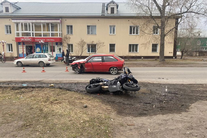 В Черногорске столкнулись два бесправника, счет не в пользу мотоциклиста