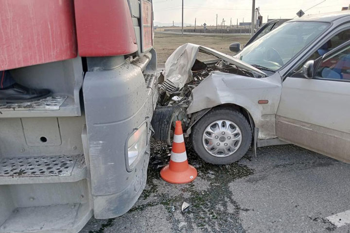 Возле Знаменки водитель Honda Partner не уступил дорогу тягачу 