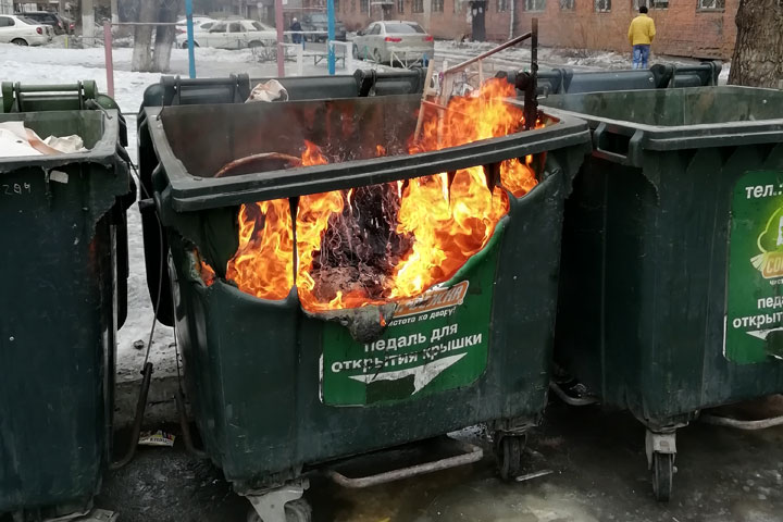 Пластиковые мусорные контейнеры регулярно горят в Хакасии 