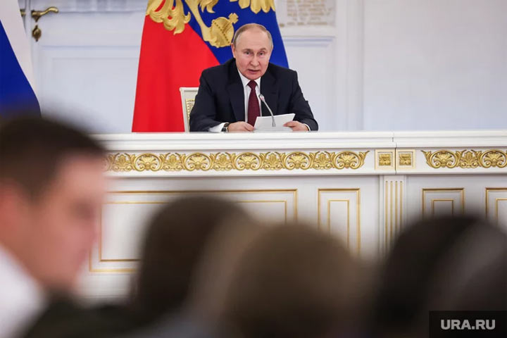 Путин провел первую после атаки беспилотников встречу в Кремле
