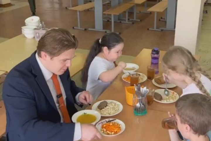 Депутат Хакасии проверил питание школьников в Абакане