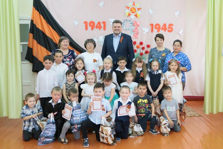 Сенатор Александр Жуков сделал детям подарки 