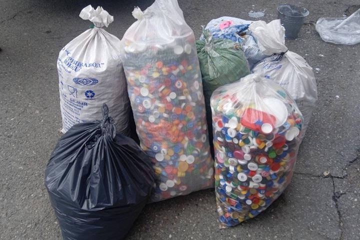 Школьники Алтайского района собрали более 350 килограммов пластиковых крышек