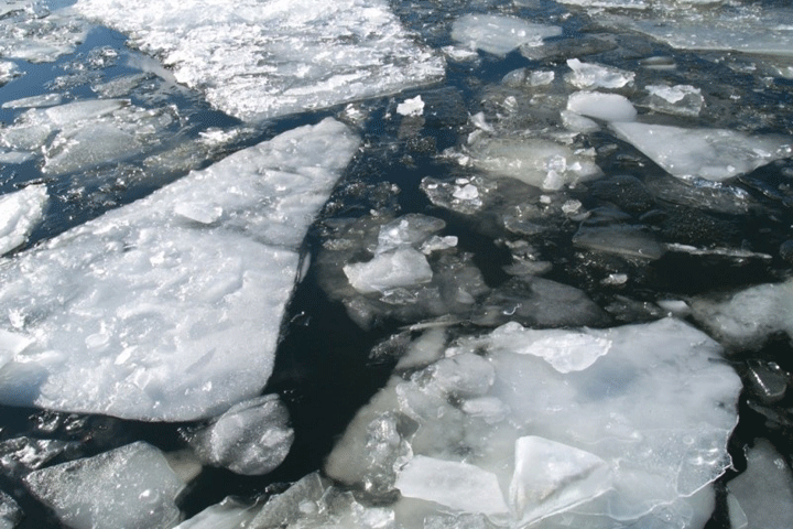 Жителей Хакасии призвали не испытывать остатки льда на прочность