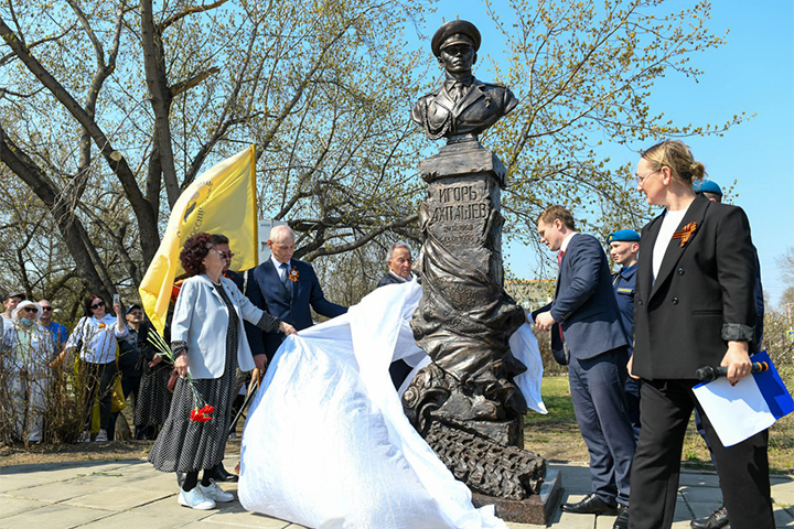 В Абакане открыли памятник Герою России Игорю Ахпашеву