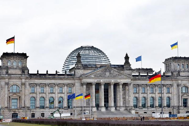 Война флагов: НАТО готовит на День Победы в Берлине грязную провокацию