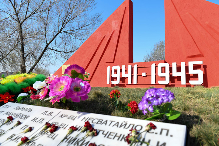 Валентин Коновалов почтил память бойцов, умерших от ран в госпиталях Абакана