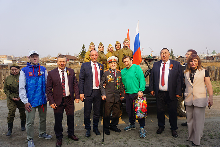 Руководство Ширинского района поздравило ветерана Георгия Гераськова
