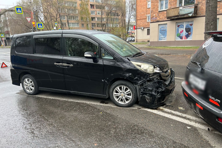 Утренняя авария по Ивана Ярыгина в Абакане: в одной из машин находилась девочка 