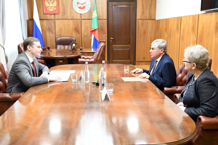 Глава Хакасии встретился с первым зампредседателя комитета Госдумы по науке и высшему образованию