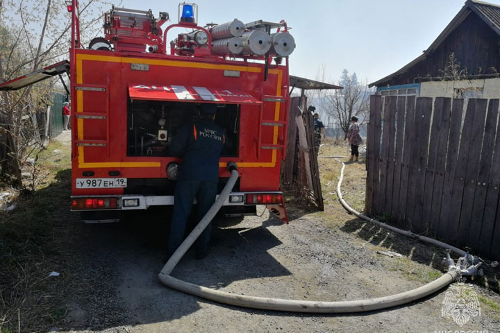 МЧС советует жителям Хакасии как уберечь дачу от огня
