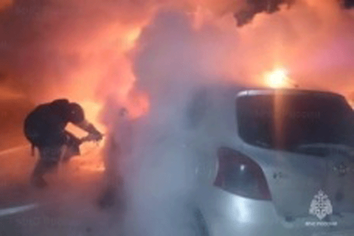 На парковке в Абакане ночью загорелись автомобили