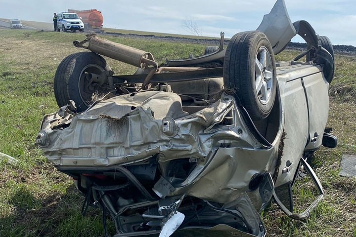 На дороге Саяногорск - Абакан Toyota Corolla улетела в кювет, пассажир погиб
