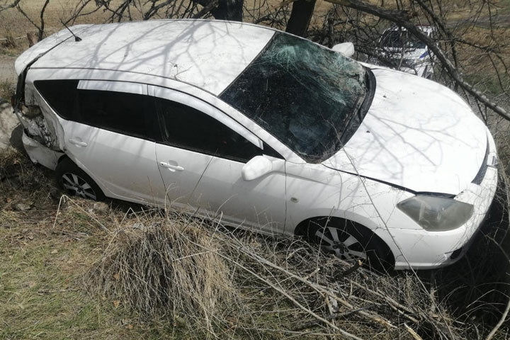 На трассе «Енисей» в Хакасии «Калдина» с пьяным водителем улетела в кювет