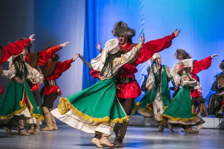 Абитуриенты Хакасии могут стать артистами танцевального коллектива «Кӱн сузы»