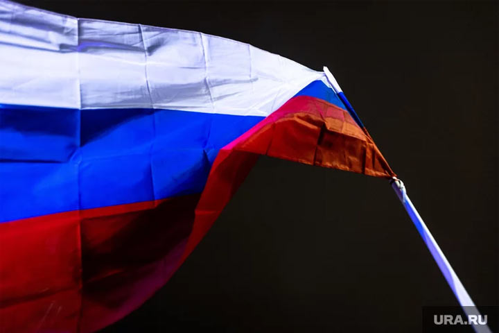 Российские военнослужащие водрузили флаг РФ над освобожденным Бахмутом. Видео