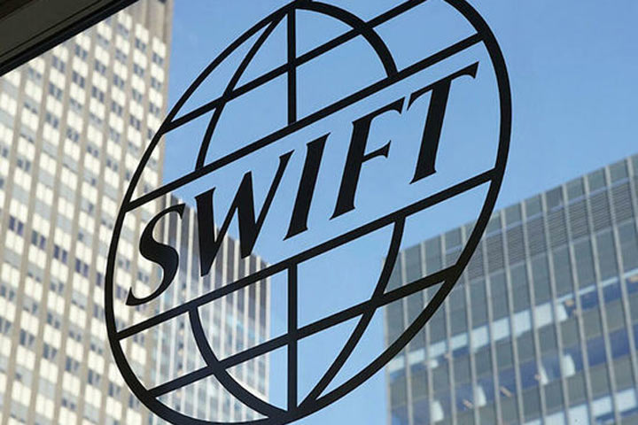 Запад вознамерился отключить Россию от SWIFT: чем это обернется