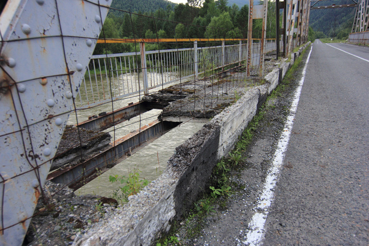 Охрана оставила аварийный мост через реку Енисей в Хакасии