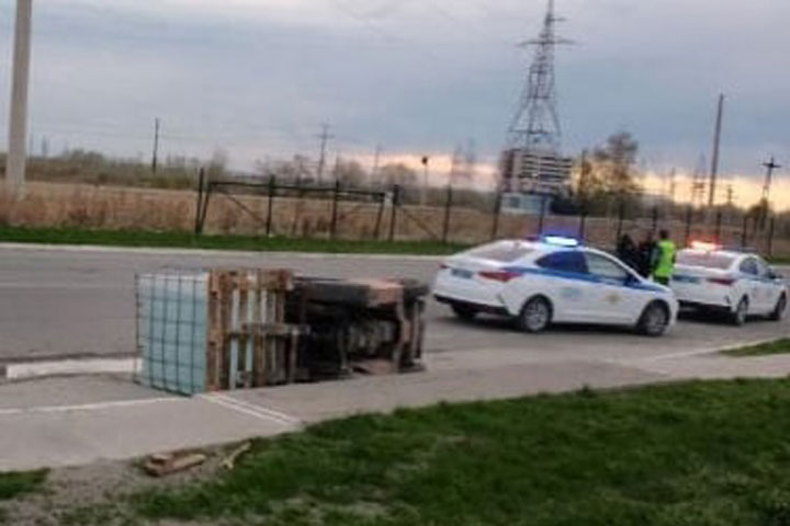В Саяногорске упавший погрузчик раздавил водителя 