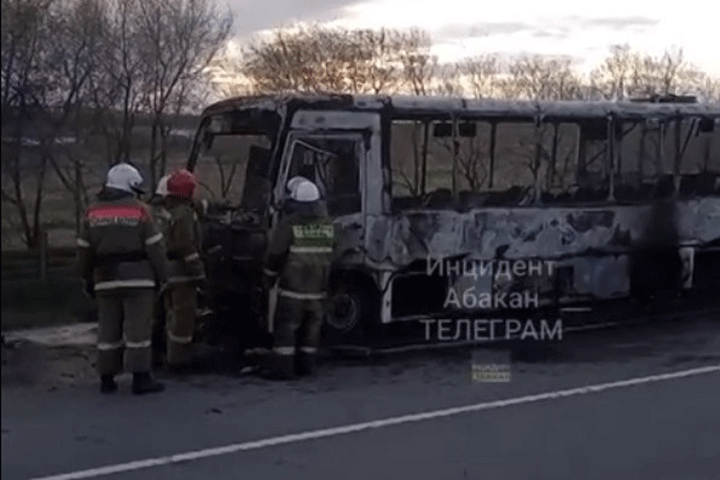 В Хакасии сгорел автобус, перевозивший угольщиков