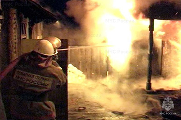 В Черногорске 10 человек тушили гараж и времянку 