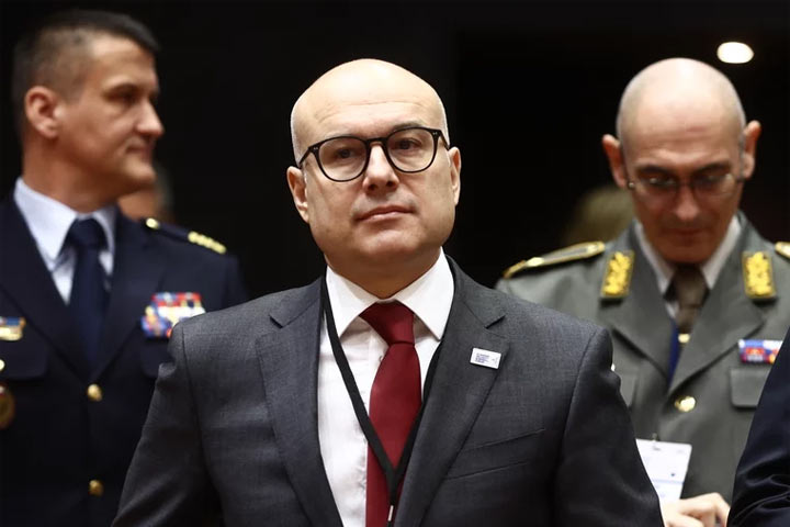 Министр обороны Сербии сместил Вучича на президентском посту в партии