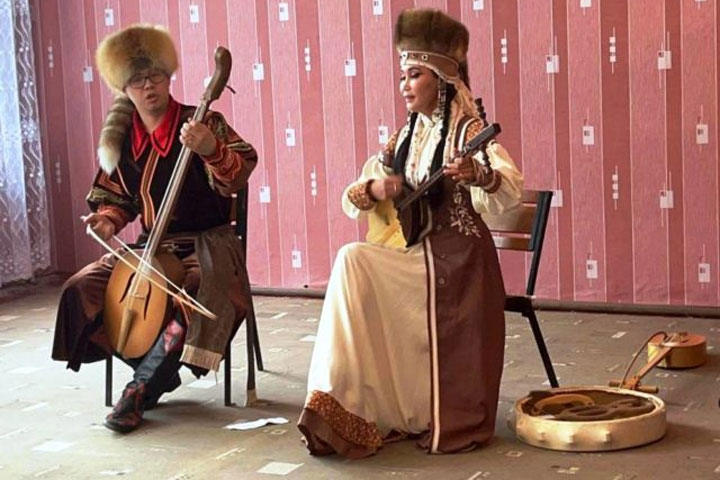 На Донбассе артисты выступили для бойцов из Хакасии