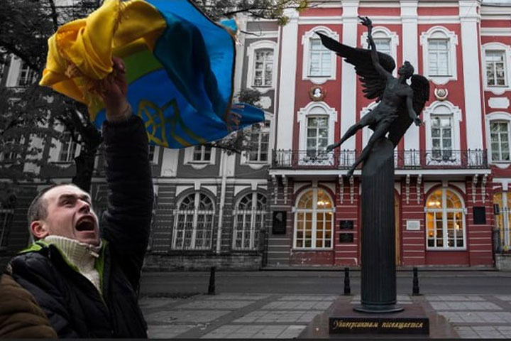 «Идите учиться в Суворовское»: Над истфаком СПбГУ взвился украинский флаг