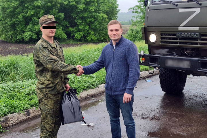 Валентин Коновалов в ЛНР передал бойцам из Хакасии квадрокоптеры 