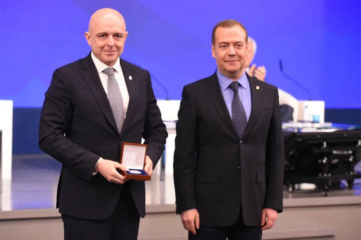 Руководитель партии в Хакасии награжден медалью