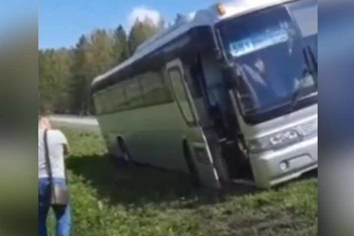 В Хакасии междугородный рейсовый автобус съехал с трассы 