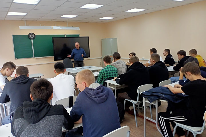 В Хакасии студенты техникума встретились с представителями республиканских предприятий