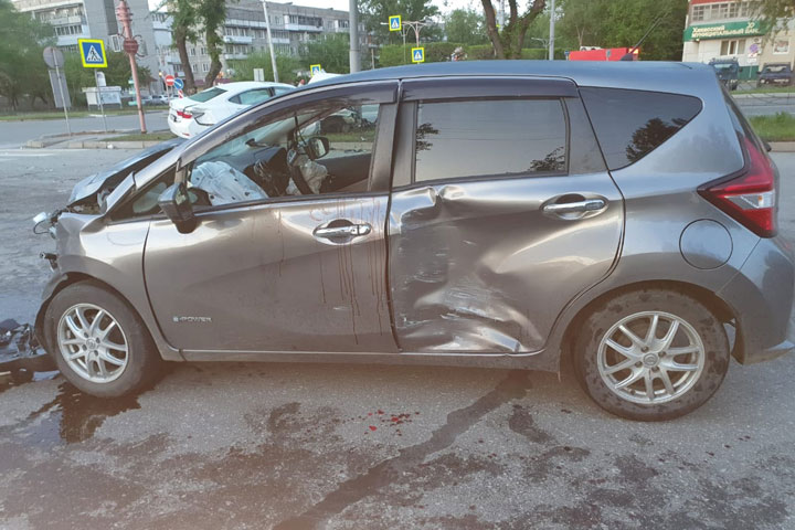 В Абакане по Др.Народов 21-летний водитель Lexus ES 250 устроил аварию