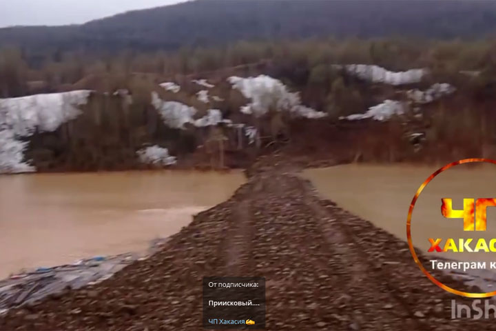 В Орджоникидзевском районе засняли, как грязная вода из дамбы попадает в реку 
