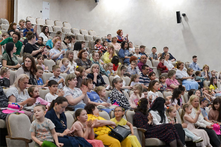 Как юные зрители Хакасии отметили День защиты детей в театре Лермонтова
