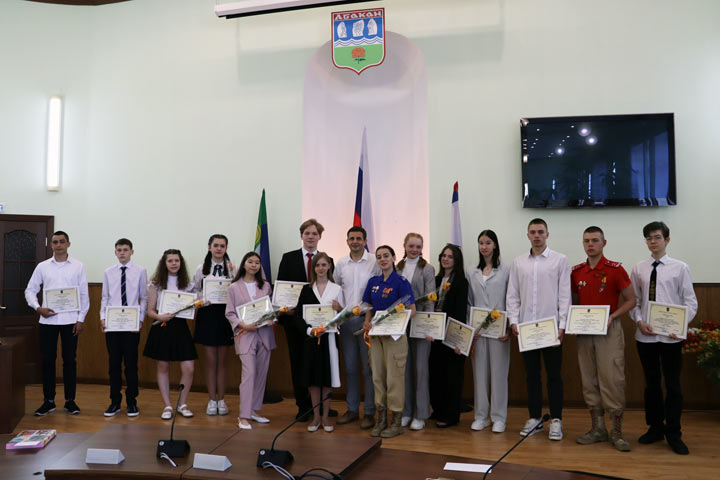 Одарённые школьники столицы Хакасии получили премию главы Абакана