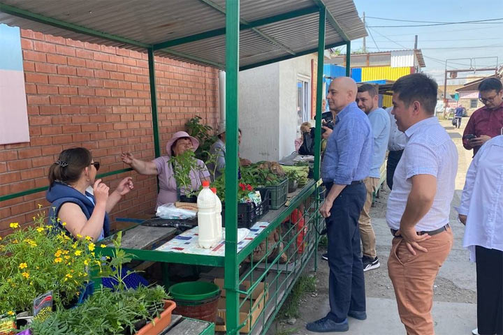 Депутат Госдумы в Аскизе зашел на местный рынок