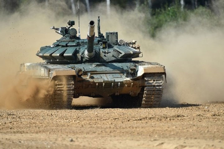 Русского танкиста наградили за подвиг в СВО. Военный вытаскивал снаряды из огня