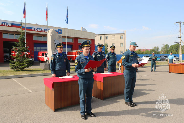 В Хакасии молодые сотрудники МЧС приняли присягу 