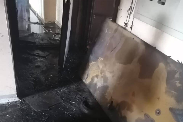 Сгорела двери. Поджог двери квартиры.