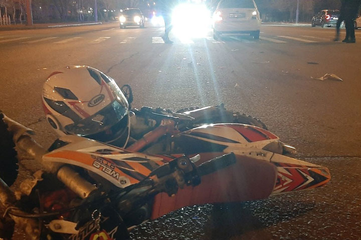 Авария по Щетинкина попала на ВИДЕО: бесправник на мотоцикле не поделил дорогу с автоледи 